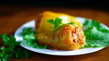 Doldurulmuş domates sosuna bulanmış biber.