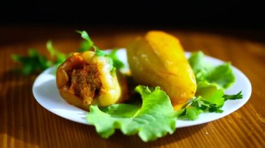 Doldurulmuş domates sosuna bulanmış biber.