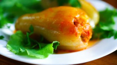 Doldurulmuş domates sosuna bulanmış biber.