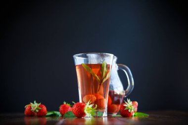 Olgun kırmızı çilek cam sürahi içinde tatlı komposto