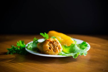 bir tabak içinde domates sosu doldurulmuş biber komposto