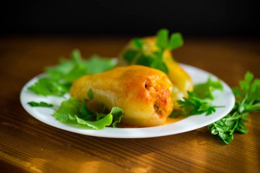 bir tabak içinde domates sosu doldurulmuş biber komposto