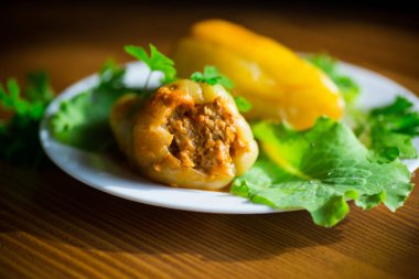 bir tabak içinde domates sosu doldurulmuş biber komposto