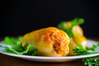 bir tabak içinde domates sosu doldurulmuş biber komposto