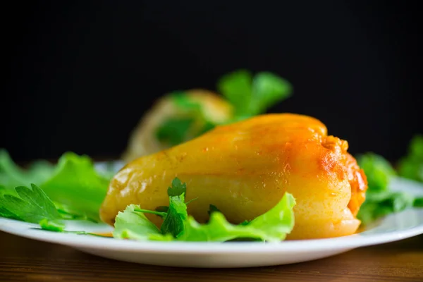 Guisado en salsa de tomate pimientos rellenos en un plato —  Fotos de Stock