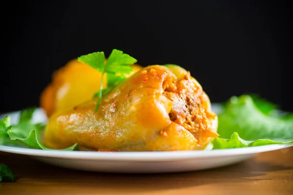 Guisado en salsa de tomate pimientos rellenos en un plato — Foto de Stock