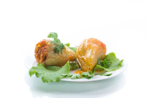 Geschmort in Tomatensauce gefüllte Paprika in einem Teller — Stockfoto