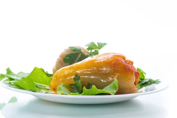 Guisado en salsa de tomate pimientos rellenos en un plato —  Fotos de Stock