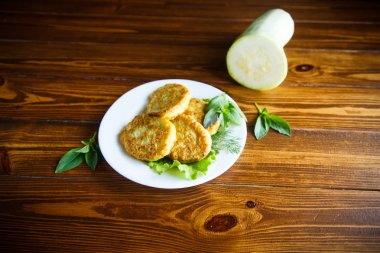 Kızarmış kabak böreği.