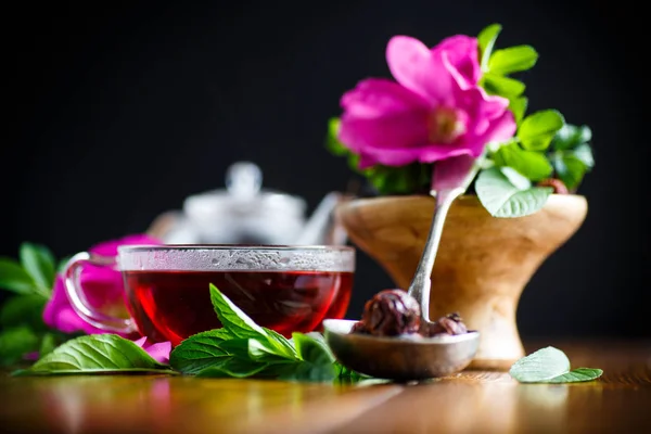 Tè a base di rosa canina con menta — Foto Stock