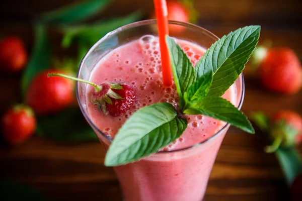 Φράουλα φρέσκα smoothies γλυκό σε ποτήρι — Φωτογραφία Αρχείου