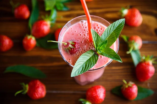 Φράουλα φρέσκα smoothies γλυκό σε ποτήρι — Φωτογραφία Αρχείου