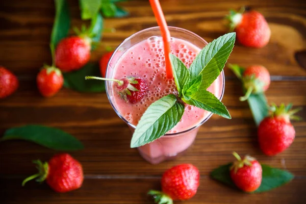 Batidos dulces frescos de fresa en un vaso — Foto de Stock