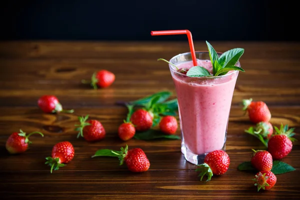 草莓新鲜甜果汁在玻璃 — 图库照片