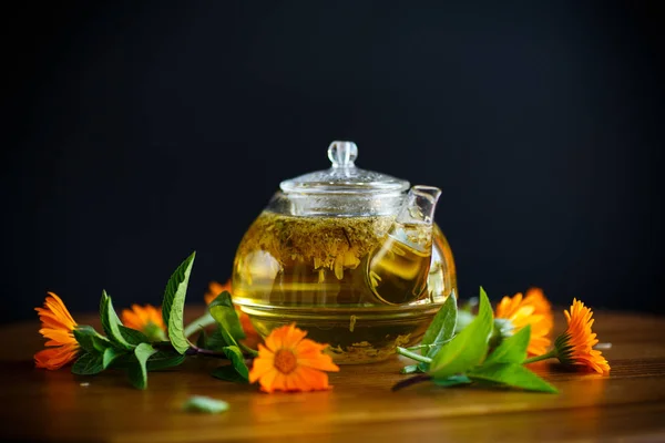 Tè caldo fresco con calendula — Foto Stock