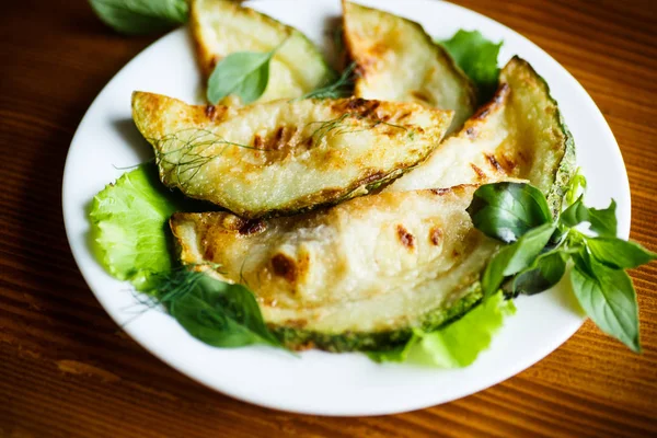 Stekt zucchini smaksatt med dill — Stockfoto