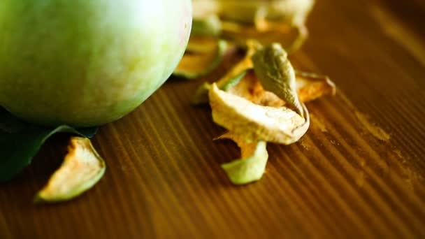 Pommes séchées dans un bol avec une pomme fraîche — Video