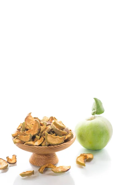 Torkade äpplen i en skål med ett färskt äpple — Stockfoto