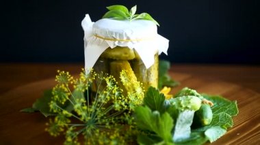 Konserve salatalık ve masanın üzerine konserve