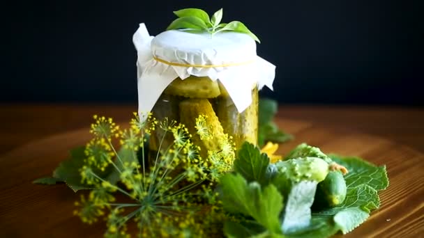 Konserve salatalık ve masanın üzerine konserve — Stok video