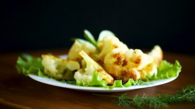 Karnabahar kızarmış meyilli yeşillikleri ile içinde ve