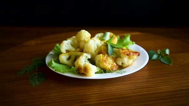 Couve-flor frita em massa com verduras e — Vídeo de Stock