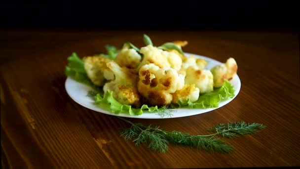 Coliflor frita en masa con verduras y — Vídeos de Stock