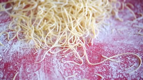 Vejce domácí sušené najemno nakrájené nudle na stole — Stock video