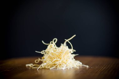 Ev yapımı kurutulmuş ince kıyılmış erişte tablo üzerinde yumurta