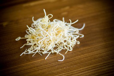 Ev yapımı kurutulmuş ince kıyılmış erişte tablo üzerinde yumurta