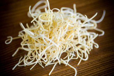 Ev yapımı kurutulmuş ince kıyılmış erişte tablo üzerinde yumurta