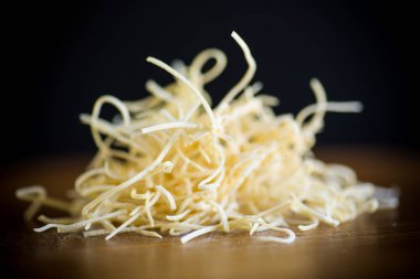 Ev yapımı kurutulmuş ince kıyılmış erişte tablo üzerinde yumurta