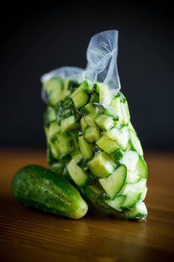 taze dilimlenmiş salatalık bir vakum paket