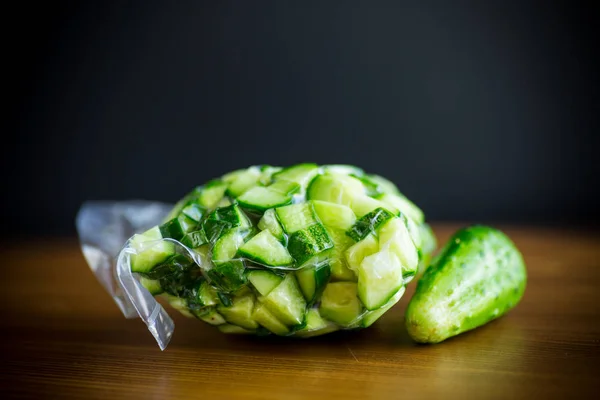 Concombres frais tranchés dans un emballage sous vide — Photo