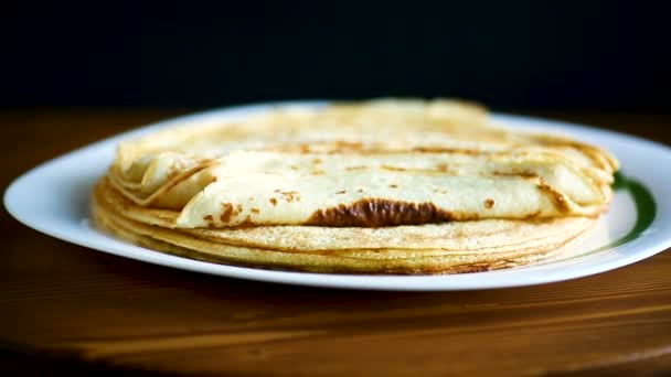 Thin pancakes stacked on a plate in a pile — Stock Video