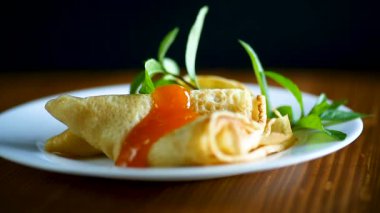 tatlı ince bir plaka reçel krep