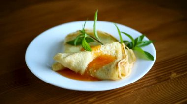 tatlı ince bir plaka reçel krep