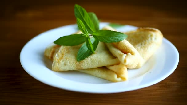 Panqueques finos dulces con mermelada en un plato — Vídeo de stock