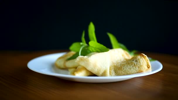 Frittelle dolci sottili con marmellata in un piatto — Video Stock