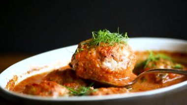 Domates soslu köfte.