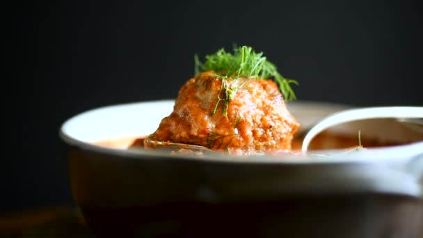 Chiftele cu sos de roșii — Videoclip de stoc