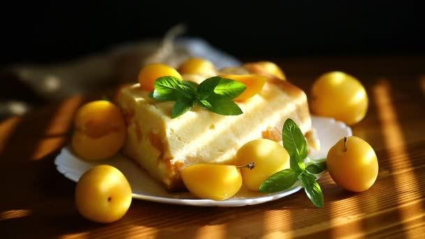 Söta ostmassa gryta fylld med gula plommon inuti — Stockvideo