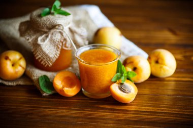 ahşap bir masa üzerinde taze tatlı Kayısı reçeli