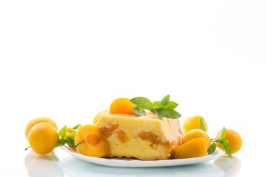 Tatlı lor güveç içinde sarı erik ile doldurulmuş