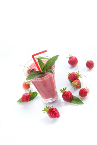 Smoothies sucrés frais à la fraise dans un verre — Photo