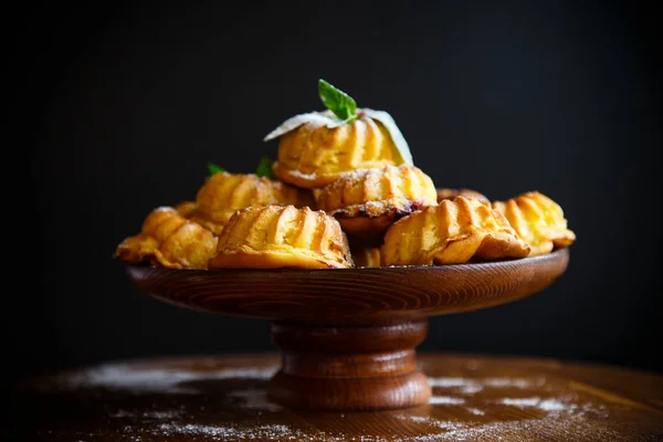 Muffin sladký tvaroh v cukru prášek na stůl — Stock fotografie