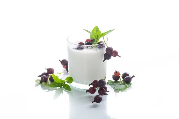 Iogurte caseiro doce com groselha preta em um copo — Fotografia de Stock