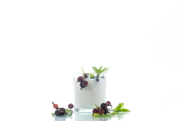 Zoete zelfgemaakte yoghurt met zwarte bessen in een glas — Stockfoto