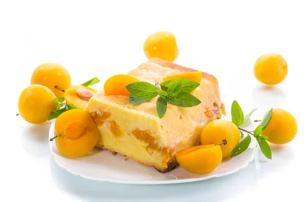 Zoete wrongel braadpan gevuld met gele pruimen binnen — Stockfoto