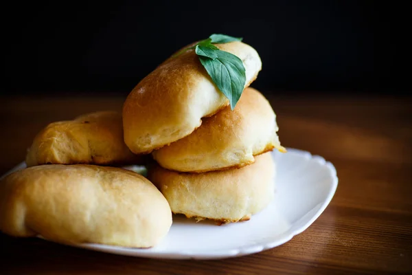 Tortas com recheio em uma mesa de madeira — Fotografia de Stock